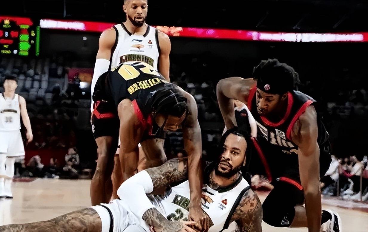 广东豪取8连胜，辽宁报价2米13中锋，北京核心受伤，新疆酝酿换外援 (图3)