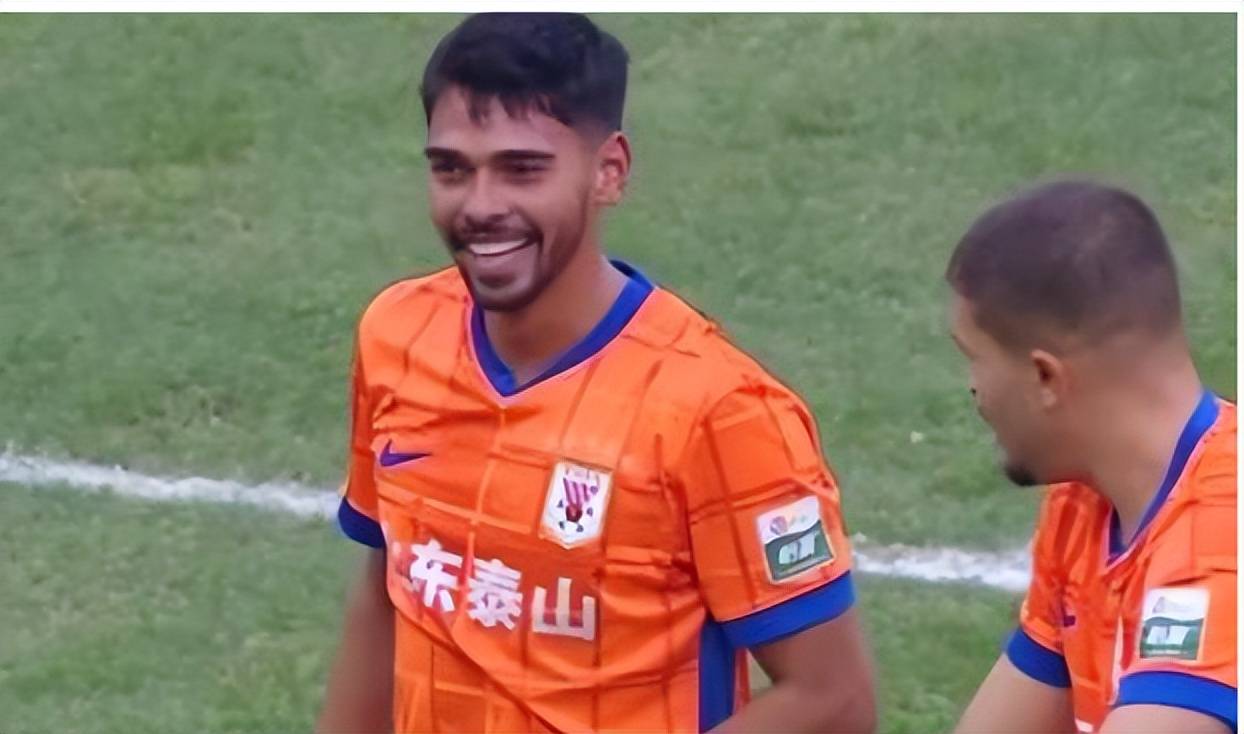 还不换外援后腰?巴西中场庸才继续留用,泰山队为省钱还要得过且过 (图4) 还不换外援后腰?巴西中场庸才继续留用,泰山队为省钱还要得过且过 (图4)