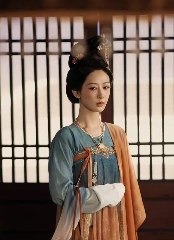 2025热搜男女角色TOP3:《国色芳华》杨紫、李现双双上榜,《折腰》刘宇宁输给他! (图7) 2025热搜男女角色TOP3:《国色芳华》杨紫、李现双双上榜,《折腰》刘宇宁输给他! (图7)