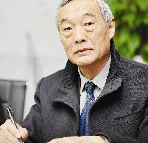 他是徐悲鸿唯一学画的儿子，也擅长画马，却曾被父亲警告不要画画 (图3)