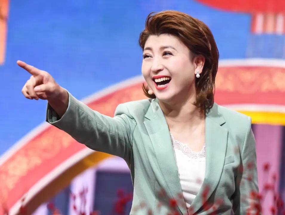 闫学晶毫发无伤？辽宁卫视关评不回应，佐香园官网首页还是闫学晶 (图1)