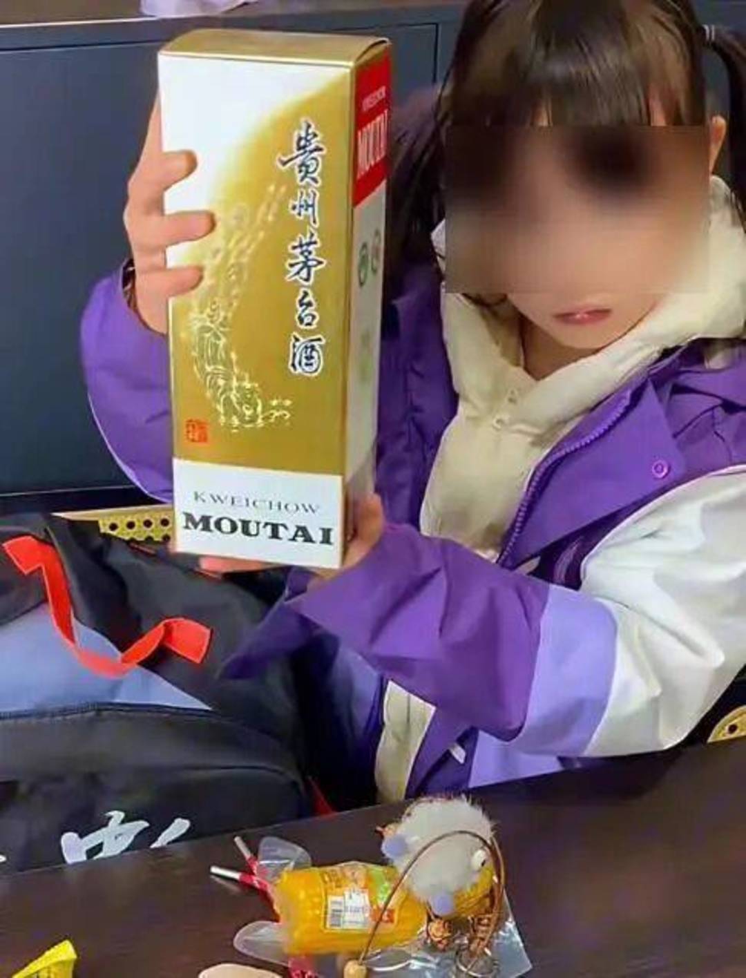 官方辟谣“小学生在跳蚤市场50元淘到茅台” 摆拍行为是否该担责？ (图1)