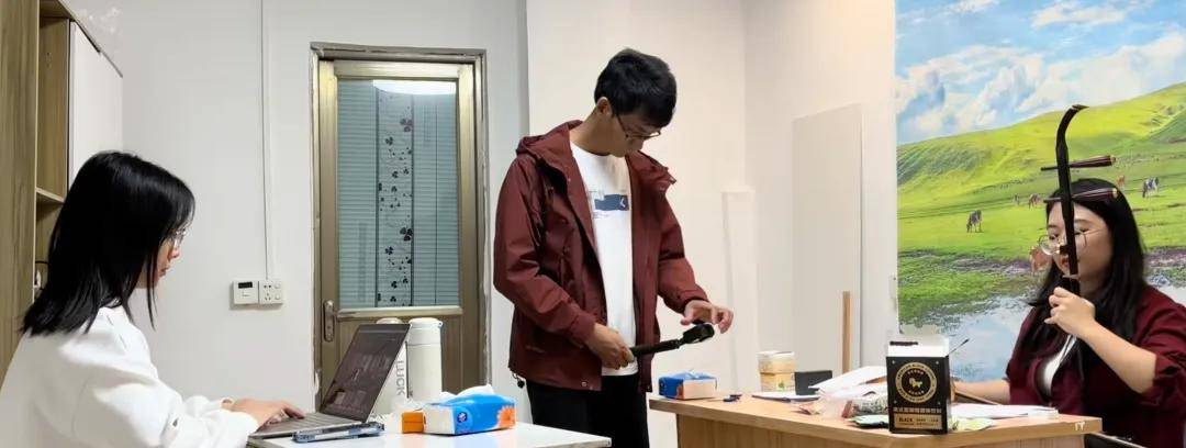 走出循环，拥抱错位人生，16次高考后唐尚珺在直播间自救 (图4)