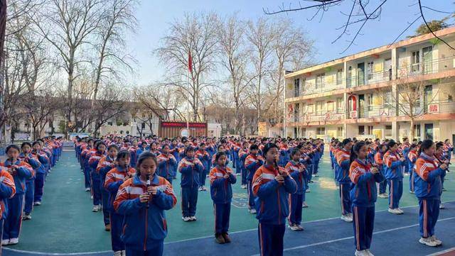 安阳市梅东路小学千人齐奏竖笛展示燃动冬日 (图1)