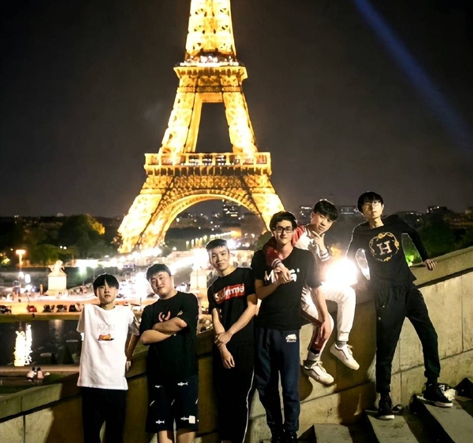  “RNG OUT”，RNG官宣退出，背景图一看就是UZI，网友生气，还在消费他 (图3)