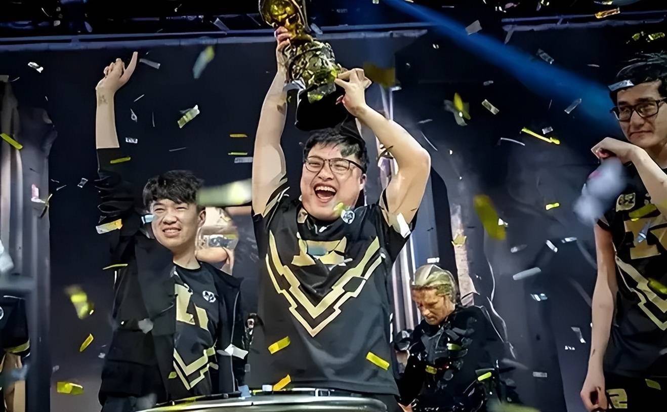  “RNG OUT”，RNG官宣退出，背景图一看就是UZI，网友生气，还在消费他 (图5)