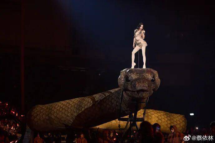 蔡依林演唱会被举报“搞邪教仪式”,此前蔡依林方已发声明称为恶意造谣 (图1) 蔡依林演唱会被举报“搞邪教仪式”,此前蔡依林方已发声明称为恶意造谣 (图1)