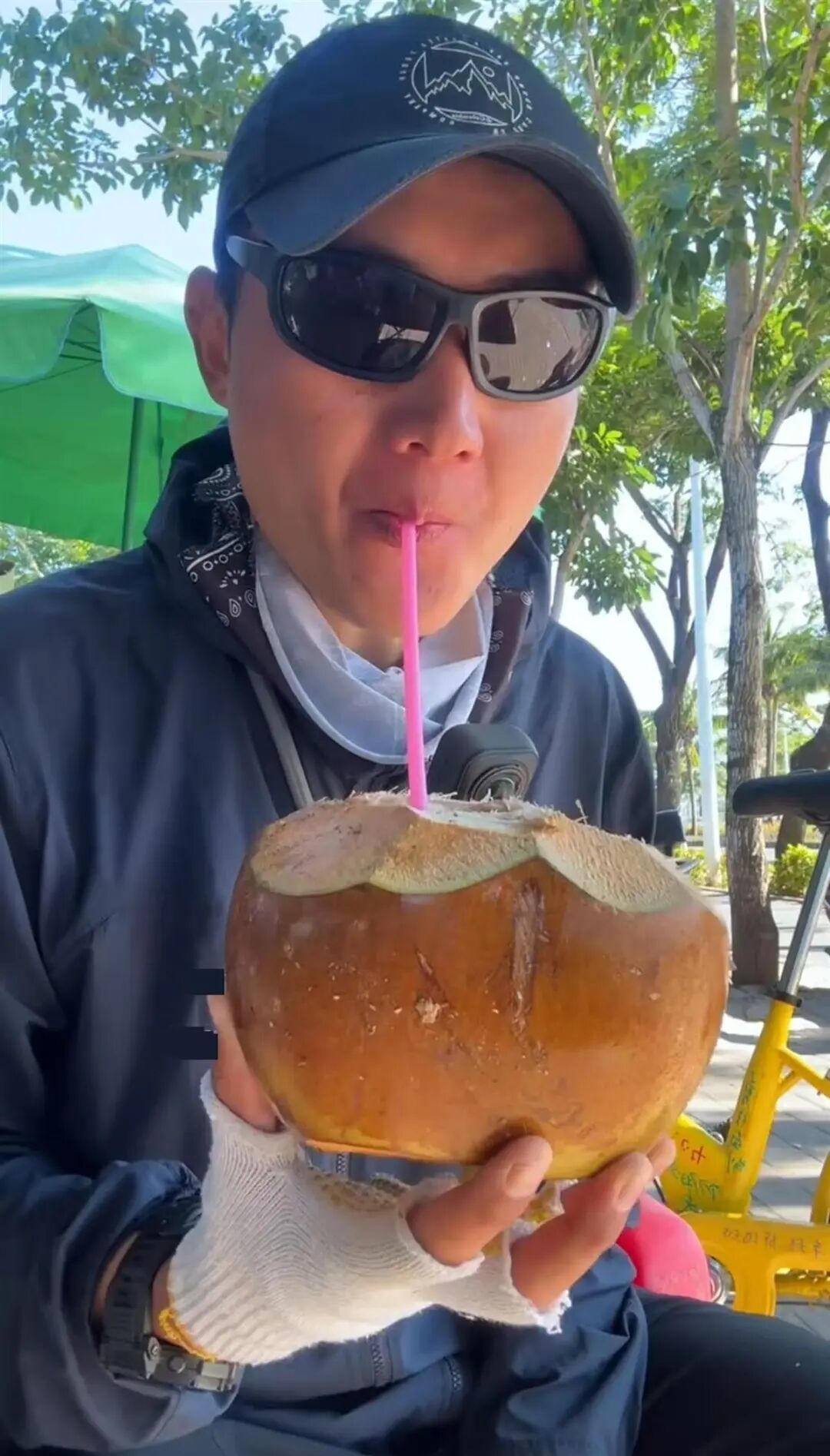 安文龙喝椰子水图源：视频截图