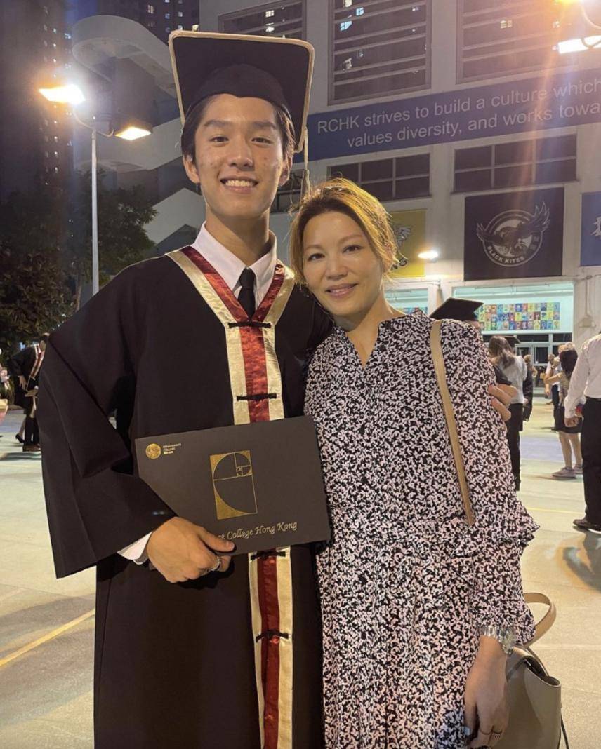 林晓峰49岁前妻被曝新恋情，与新欢用餐好甜蜜(图7)