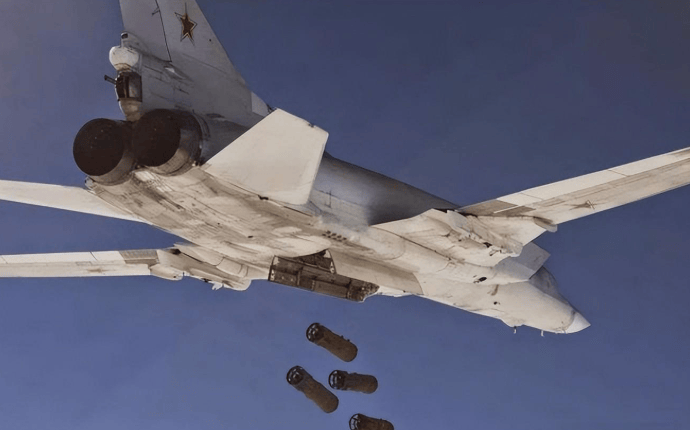 俄军重启轰炸用上“3吨重弹头”！FAB3000滑翔弹首秀，300米内无人生还 (图1)