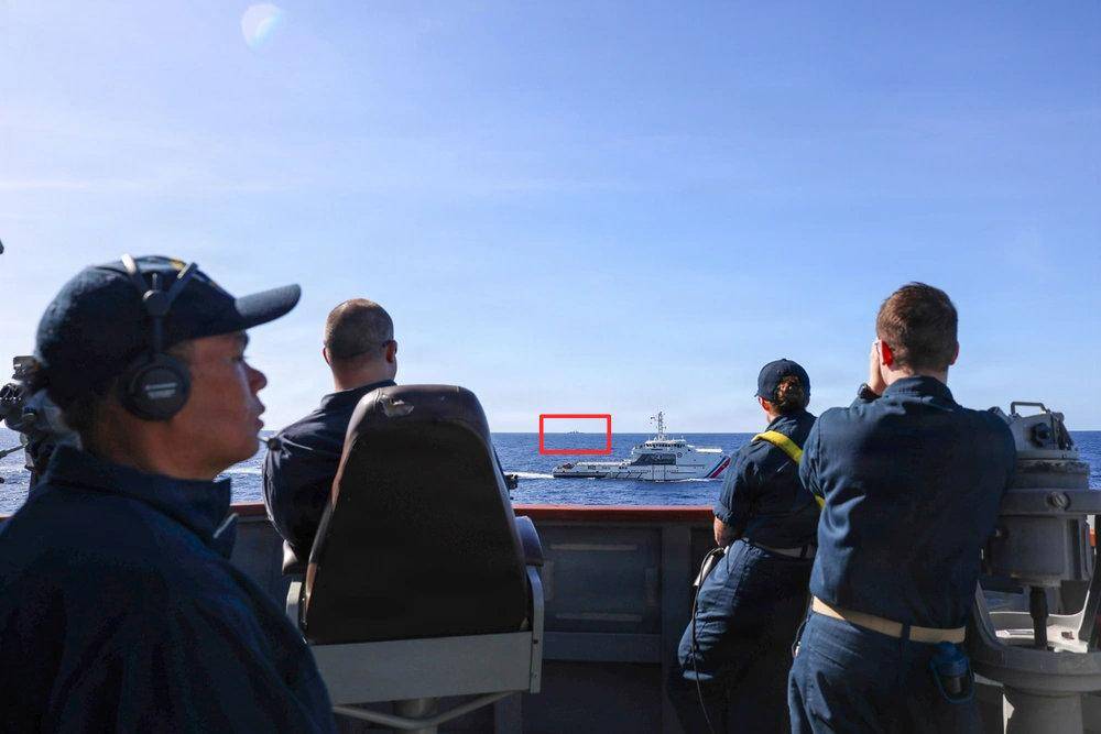 双方没碰面？看到中国海军055万吨大驱冲过来，菲军从黄岩岛跑了 (图9)