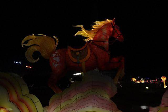 马踏光影越雄关！嘉峪关这场新春灯会，藏着丝路千年的文化密码 (图1)