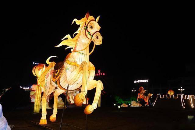 马踏光影越雄关！嘉峪关这场新春灯会，藏着丝路千年的文化密码 (图2)
