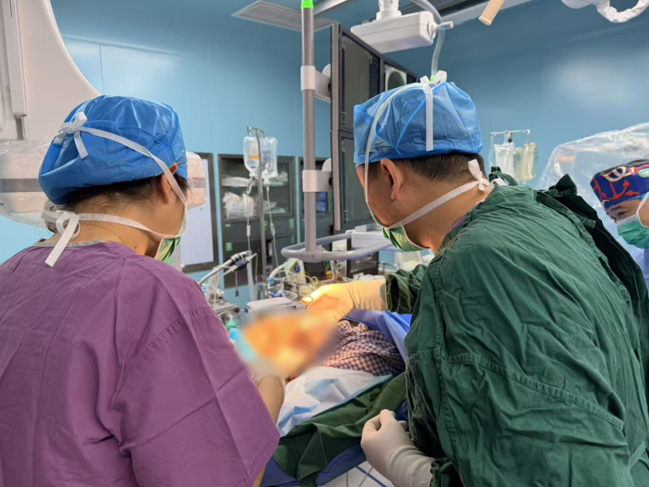 16岁少年眼眶插入8厘米树枝 医院多学科团队接力救治转危为安(图1)