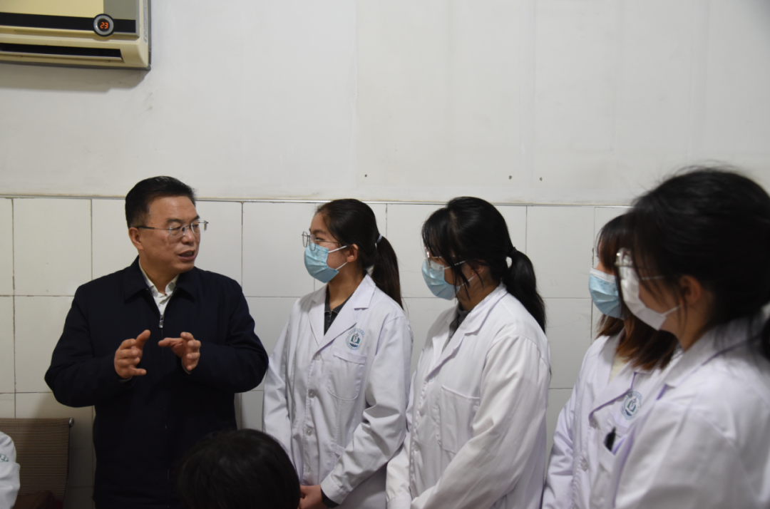 西安医学院校长巩守平慰问“乡村健康小屋”基层医疗师生实践团(图2)