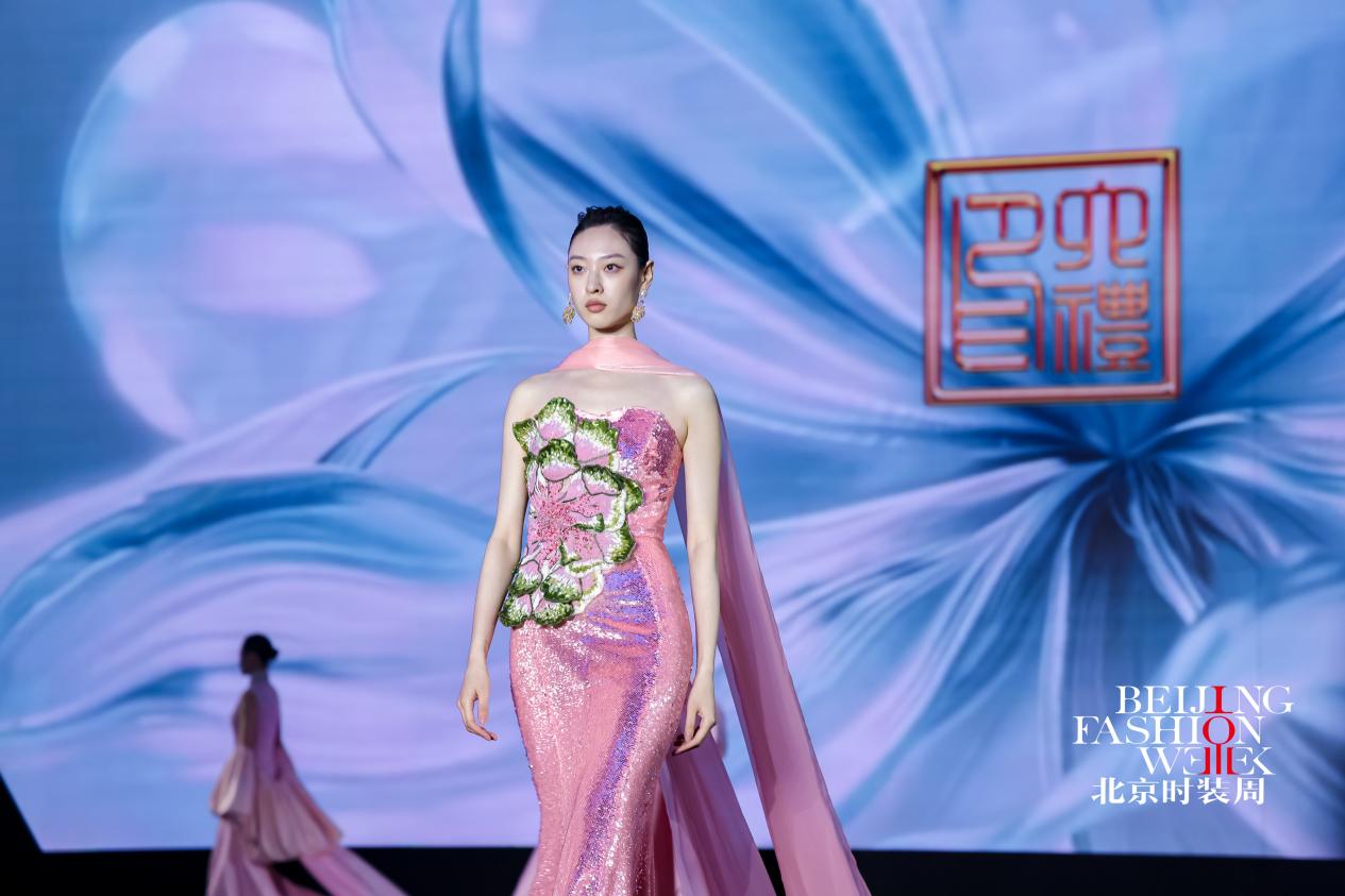 序启新章 AW2026北京时装周盛大启幕(图3) 序启新章 AW2026北京时装周盛大启幕(图3)