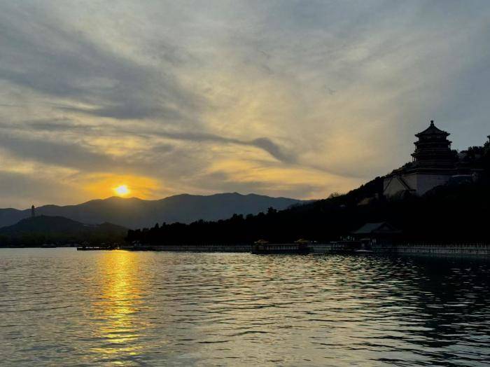 颐和园暮色动人，游客定格落日美景 (图1)