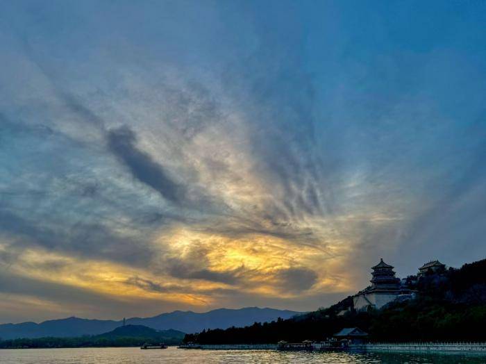 颐和园暮色动人，游客定格落日美景 (图2)