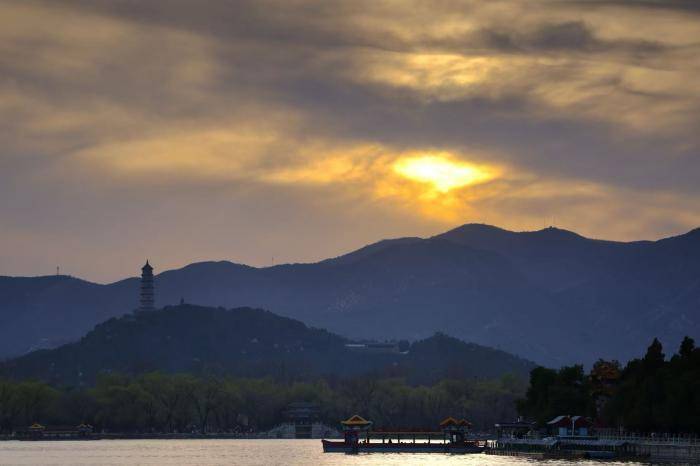 颐和园暮色动人，游客定格落日美景 (图3)