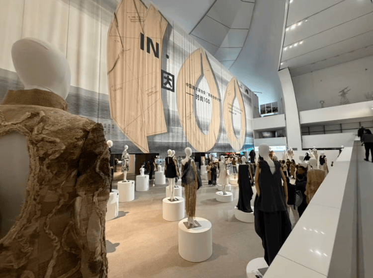 央美美术馆里“走秀”，“青年伙伴计划”首届时尚100举办服装设计师作品秀演 (图2)