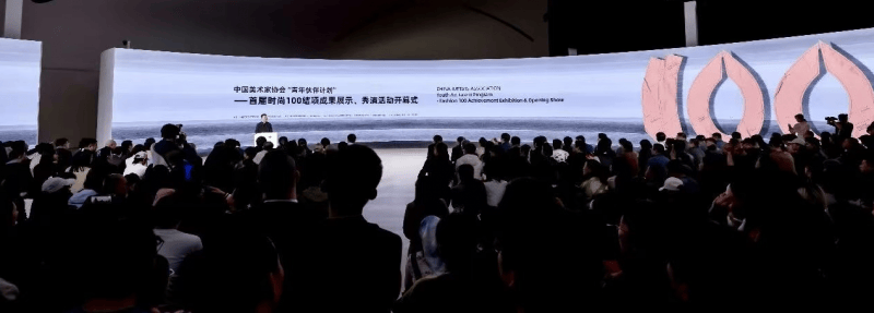 央美美术馆里“走秀”，“青年伙伴计划”首届时尚100举办服装设计师作品秀演 (图1)