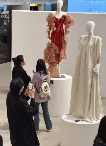 央美美术馆里“走秀”，“青年伙伴计划”首届时尚100举办服装设计师作品秀演 (图3)