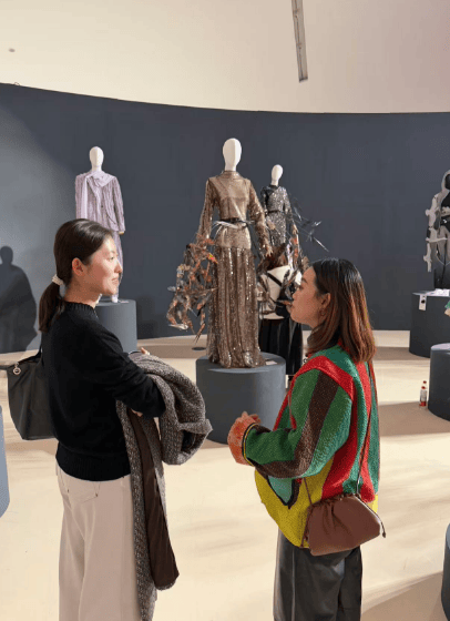 央美美术馆里“走秀”，“青年伙伴计划”首届时尚100举办服装设计师作品秀演 (图6)