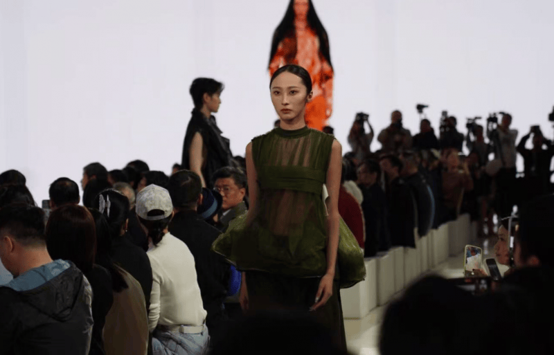 央美美术馆里“走秀”，“青年伙伴计划”首届时尚100举办服装设计师作品秀演 (图7)