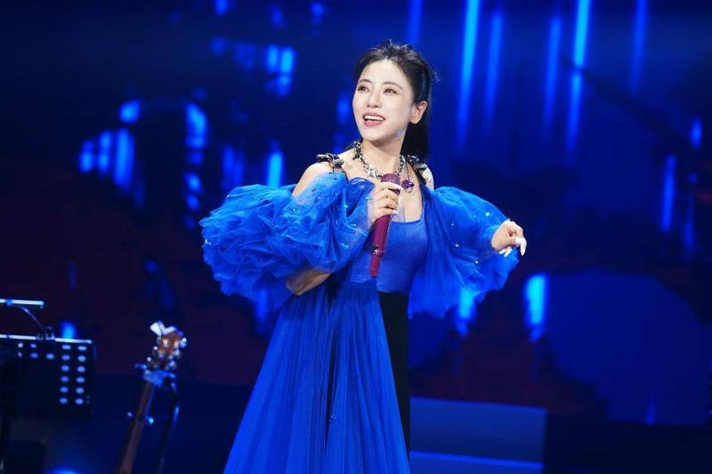 丁当化身“小辣椒”开唱,《你为什么说谎》引“史上最大声合唱” (图1) 丁当化身“小辣椒”开唱,《你为什么说谎》引“史上最大声合唱” (图1)