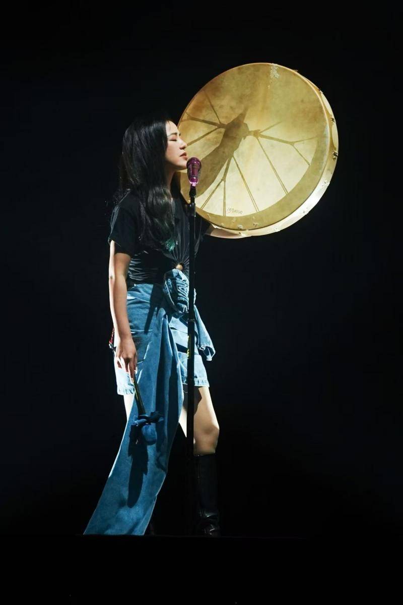 丁当化身“小辣椒”开唱,《你为什么说谎》引“史上最大声合唱” (图2) 丁当化身“小辣椒”开唱,《你为什么说谎》引“史上最大声合唱” (图2)