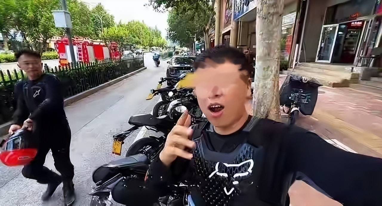 35岁机车网红“黄油腻”意外去世,生前多次预警风险,终一语成谶(图1) 35岁机车网红“黄油腻”意外去世,生前多次预警风险,终一语成谶(图1)