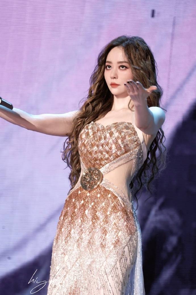 张靓颖自曝做脸翻车,导致表情管理出问题,只能当“不笑女” (图3) 张靓颖自曝做脸翻车,导致表情管理出问题,只能当“不笑女” (图3)