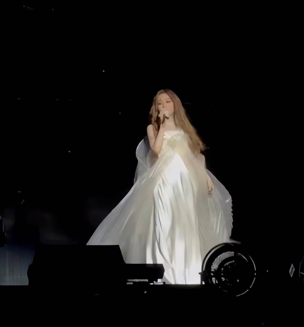 张靓颖自曝做脸翻车,导致表情管理出问题,只能当“不笑女” (图1) 张靓颖自曝做脸翻车,导致表情管理出问题,只能当“不笑女” (图1)