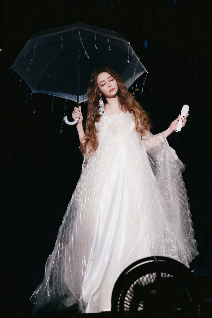 张靓颖自曝做脸翻车,导致表情管理出问题,只能当“不笑女” (图5) 张靓颖自曝做脸翻车,导致表情管理出问题,只能当“不笑女” (图5)