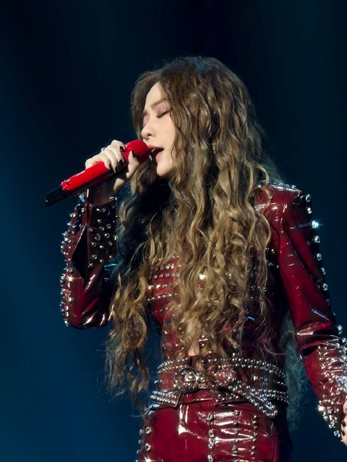 张靓颖自曝做脸翻车,导致表情管理出问题,只能当“不笑女” (图4) 张靓颖自曝做脸翻车,导致表情管理出问题,只能当“不笑女” (图4)