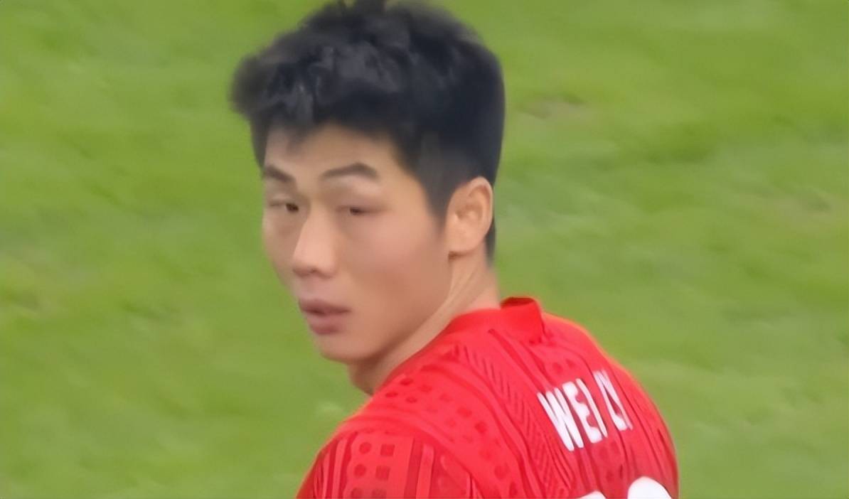 4轮仅替补出场1次，昔日国足后防领袖惨遭穆帅冷落，沦为中超鸡肋 (图2)