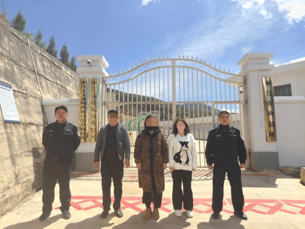 虚假摆拍“深山救助流浪女”，警方：3人被行拘 (图2)