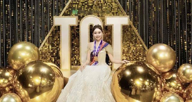 香港知名男星前妻整容成瘾，卖保险年入500万，成功跻身上流圈子 (图1)